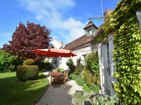 Beautiful 18th century holiday home with enclosed garden 1 hour from Paris